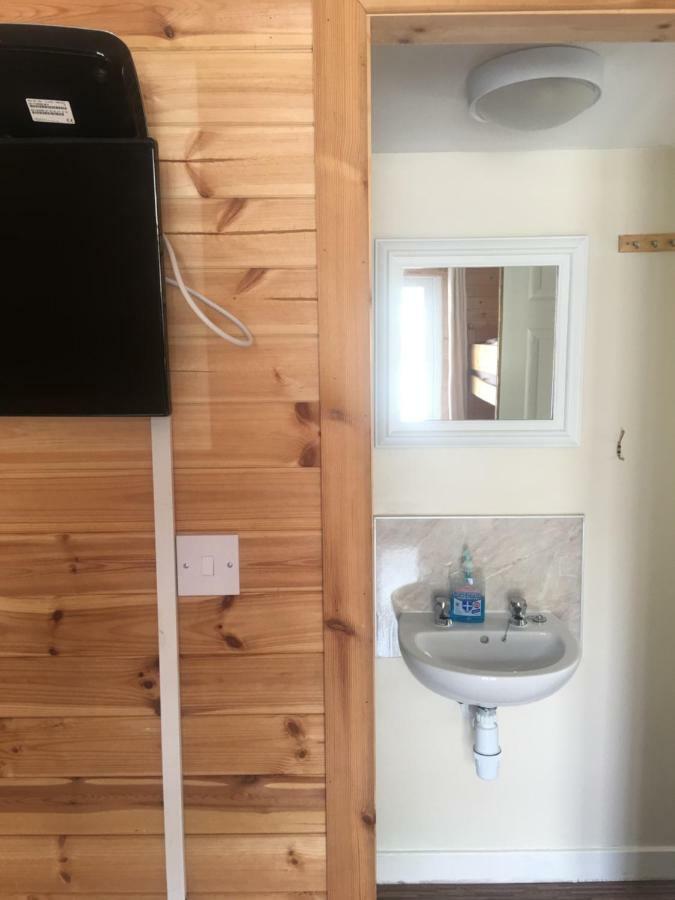 1 Lochness Rooms&Hostel Drumnadrochit Esterno foto